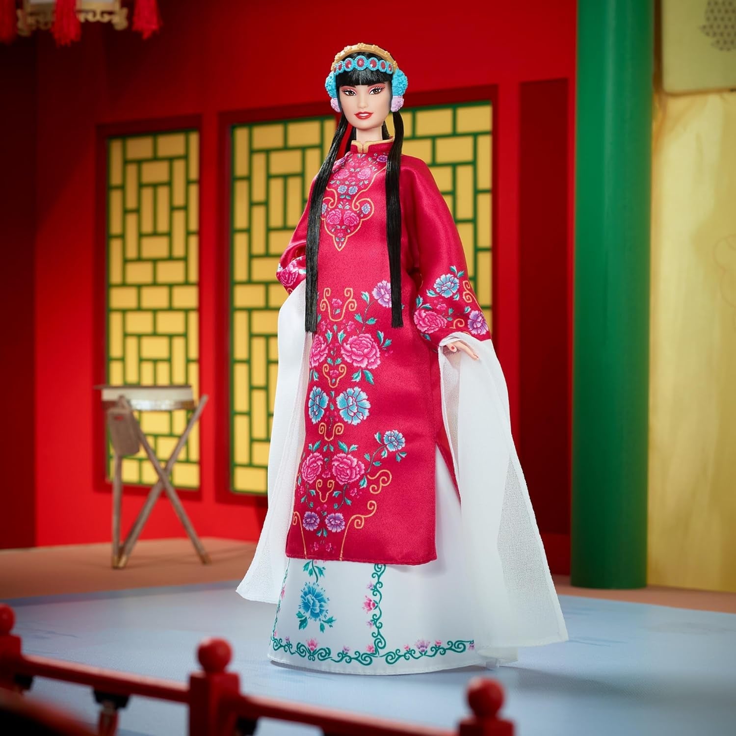 BARBIE Muñeca Barbie del Año Nuevo Lunar - Ropa tradicional en colores brillantes Rot mit Pfingstrosenmuster, cyanblaue Schuhe mit pinken Troddeln, inspiriert von der Peking-Oper, HRM57