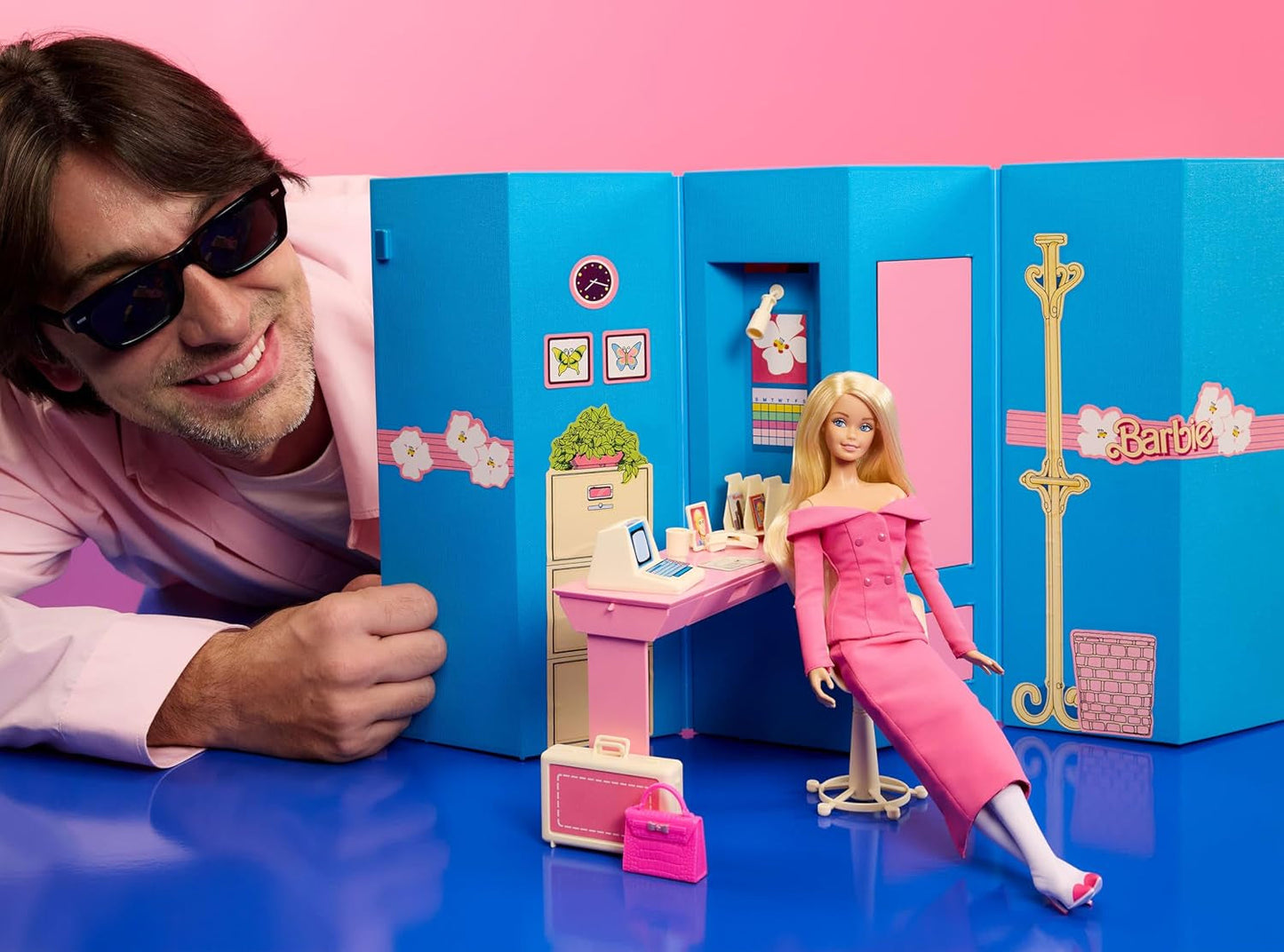 Barbie Signature diseñada por Andrew Mukamal Modepuppe, colección con 3 looks para el día y otros accesorios, incluido el estándar, JBH81