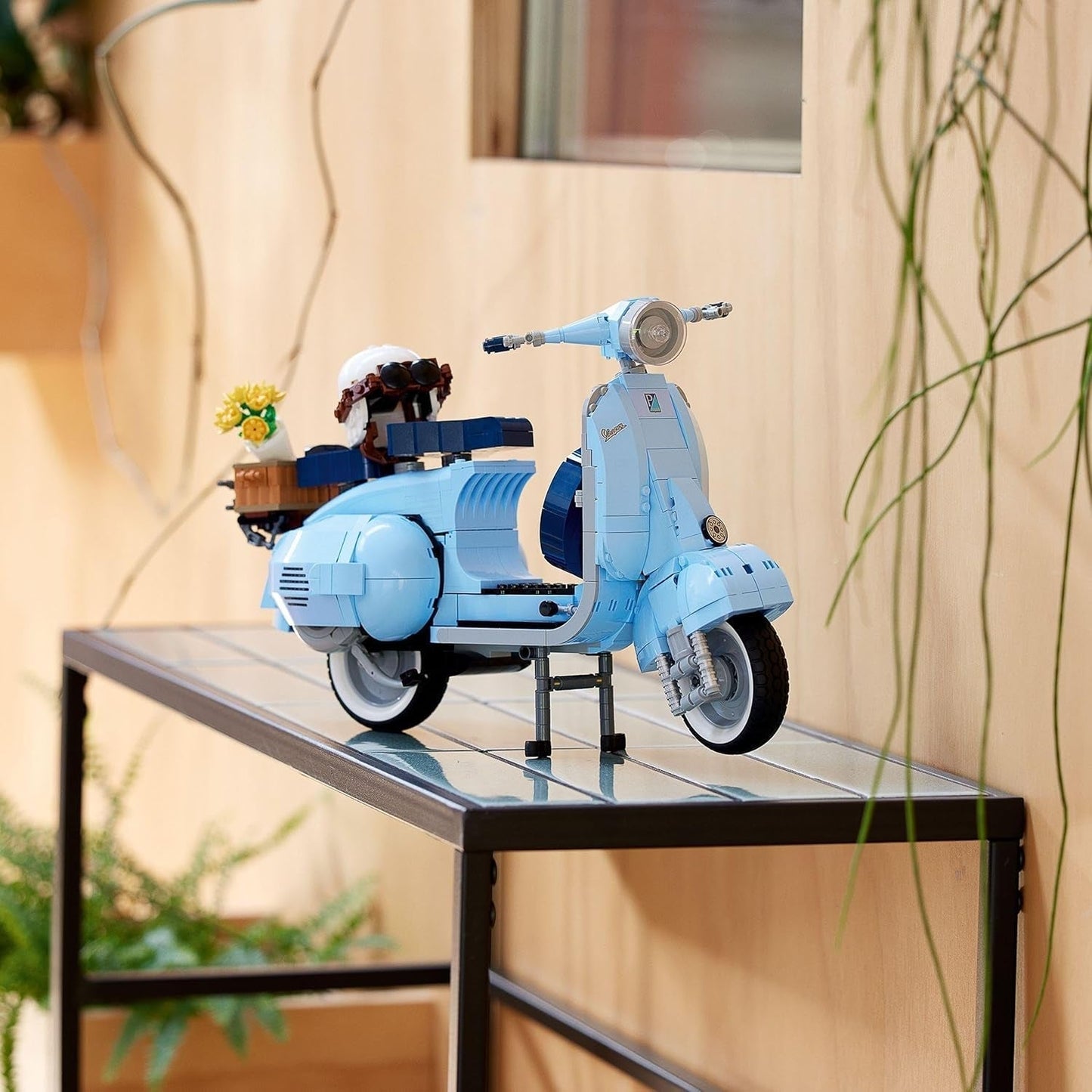 LEGO Icons Vespa 125, Modelo de motocicleta para construir, Scooter italiano vintage, Kit de modelo para adultos, Pieza de exhibición como decoración de la habitación, Regalos para mujeres y hombres 10298 Kits de construcción Besuche den LEGO-Store