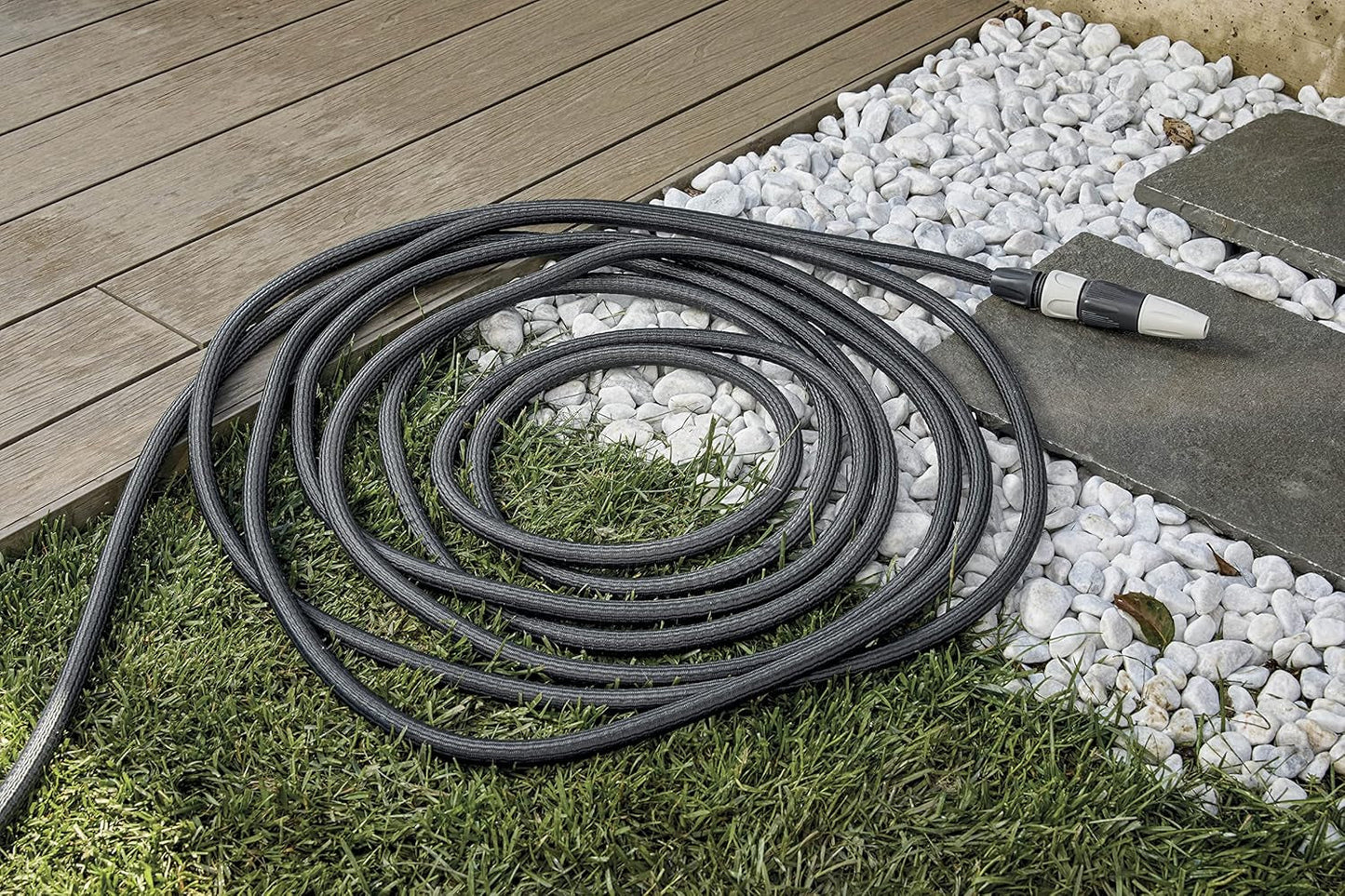 GF SRL, Aquapop Grey Easy 10, manguera trenzada autoextensible de 10 metros, fabricada en Italia, con mini pulverizador de jardín y conectores para riego de jardín, gris oscuro