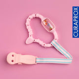 Anillo de dentición Curaprox para bebés - Para niños pequeños 0-24 meses/Alivia el dolor de dientes y promueve las habilidades motoras | Sin BPA, Rosa, con cepillo de dientes de entrenamiento/Fabricado en Suiza