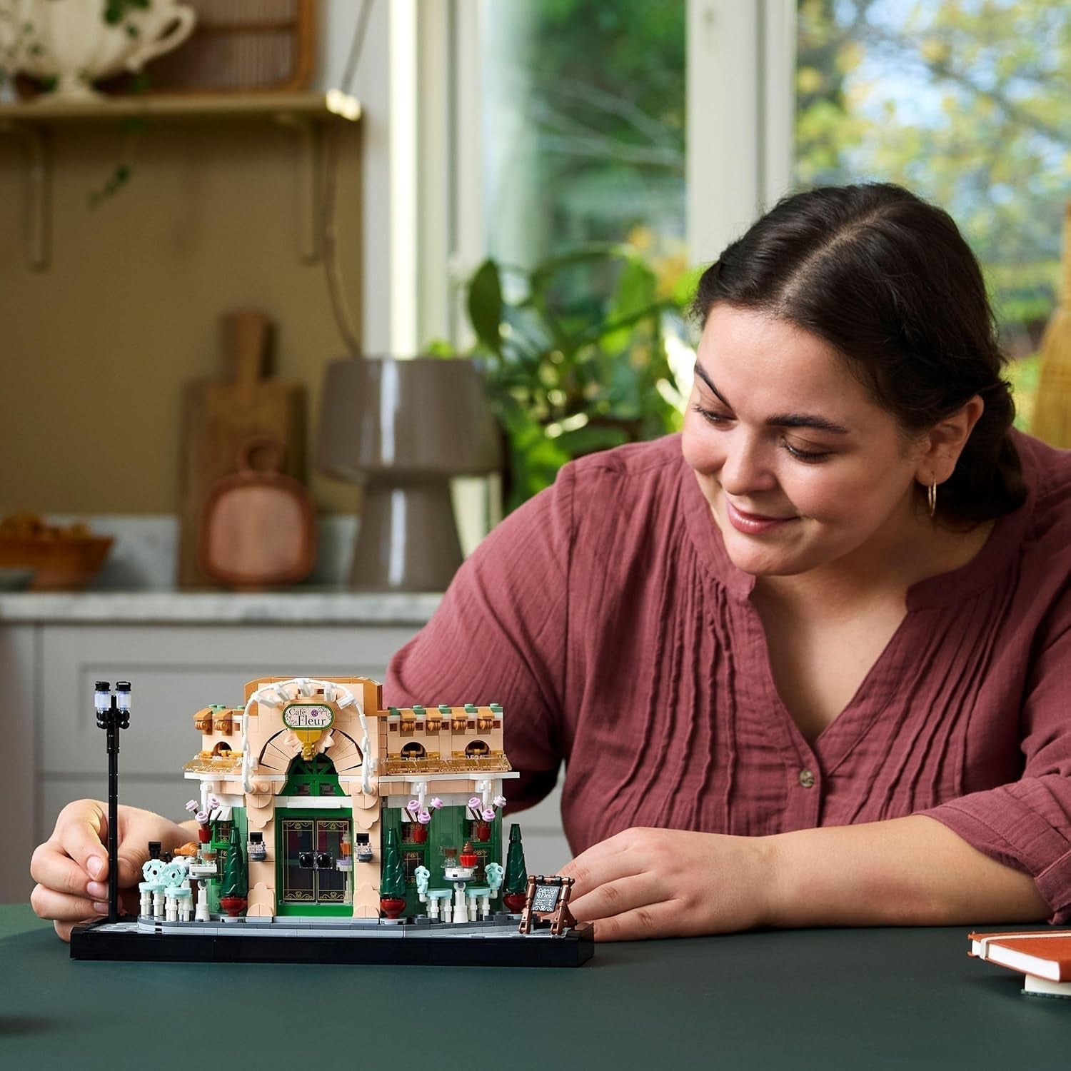 LEGO Icons French Café - Decoración para salón u oficina - Set de construcción para adultos que incluye fachada pintoresca, maceta colgante y sillas - Regalo para hombres y mujeres 10362 Juegos de construcción Besuche den LEGO-Store