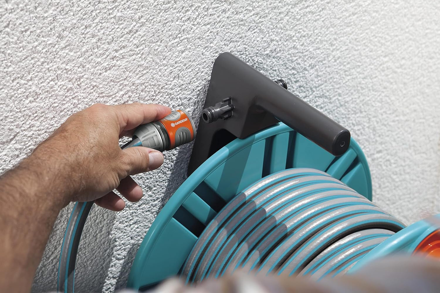 Enrollador de manguera de pared Gardena Classic 60 con carrete guía de manguera: Para fácil montaje en pared, con sistema antigoteo, conexión en ángulo, gran capacidad, ahorro de espacio (2650-88)