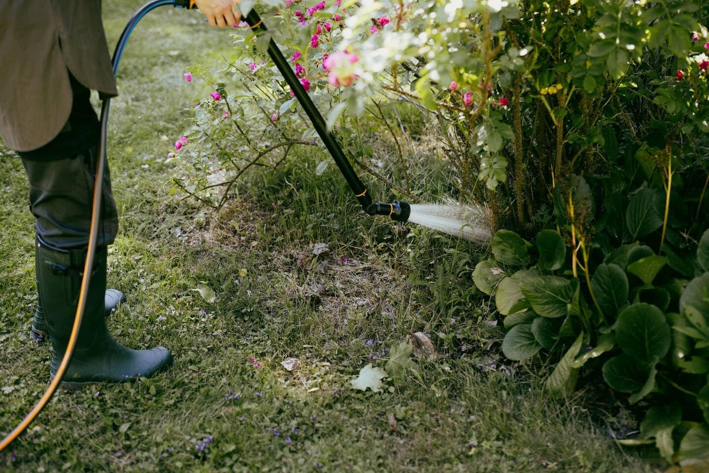 Fiskars Manguera de jardín S, Maciza, Manguera de agua para riego manual, 13 mm (1/2"), Longitud: 15 m, Conexión universal, Protección UV, Protección contra heladas, Resistente a la torsión, Azul, 1076049