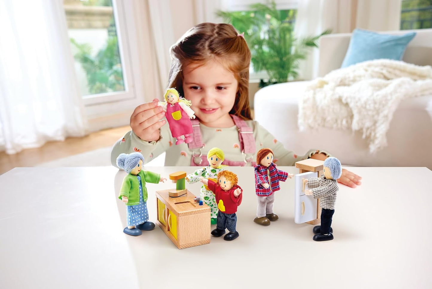 Hape Doll Family Juego de casa de muñecas galardonado, accesorios únicos de madera para casa de muñecas, juego imaginativo, 6 miembros de la familia de muñecas, a partir de 3 años
