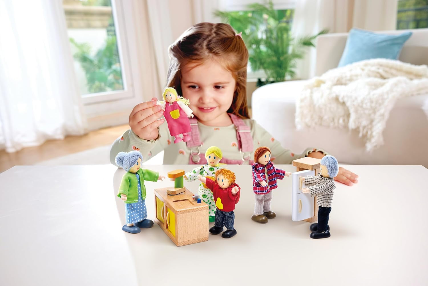 Hape Doll Family Juego de casa de muñecas galardonado, accesorios únicos de madera para casa de muñecas, juego imaginativo, 6 miembros de la familia de muñecas, a partir de 3 años