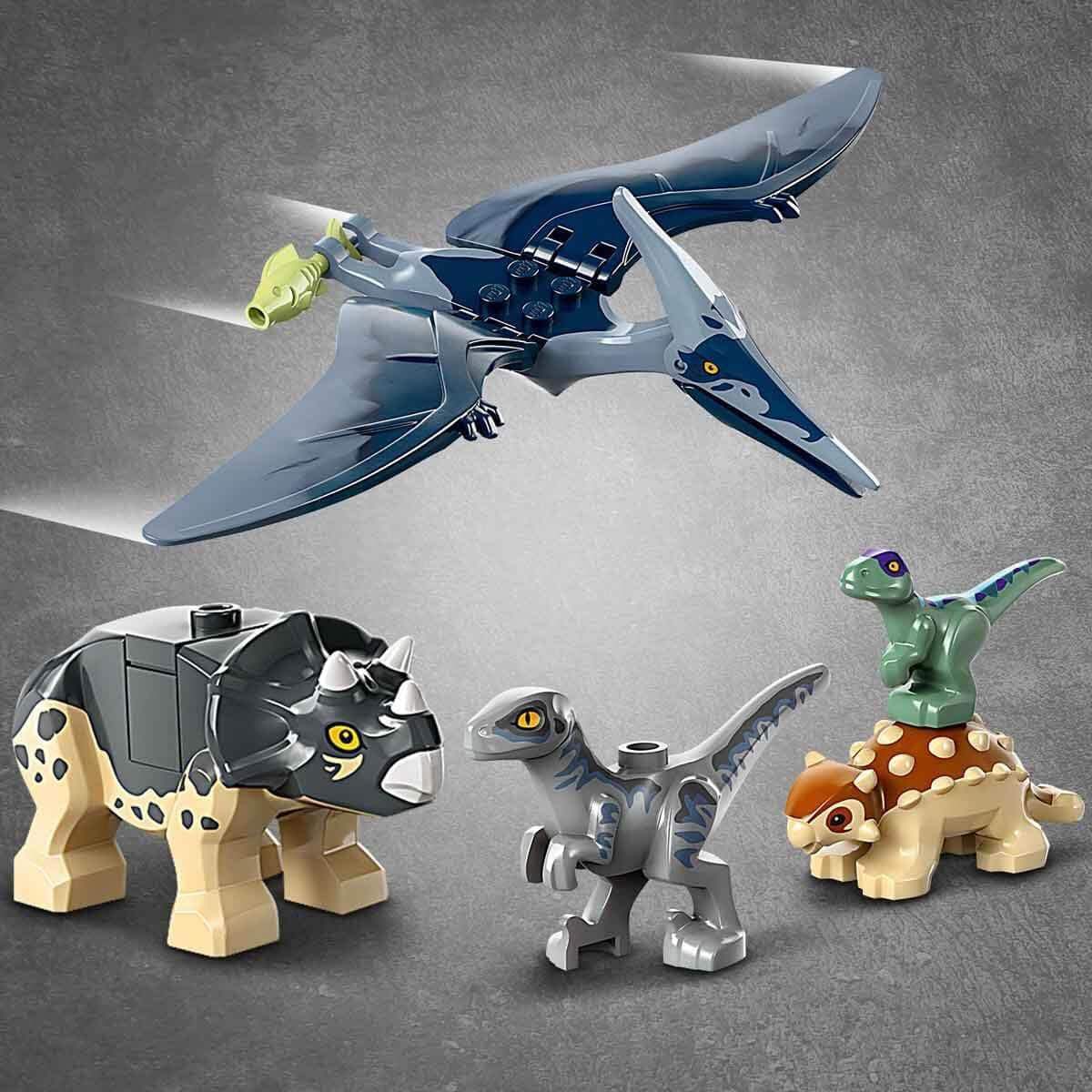 LEGO Jurassic World Centro de rescate para bebés dinosaurios, set con pequeñas figuras de dinosaurios, incluidos Triceratops, Ankylosaurus y Velociraptor, regalo de construcción para niños y niñas a partir de 4 años 76963 Juegos de construcción Besuche den LEGO-Store