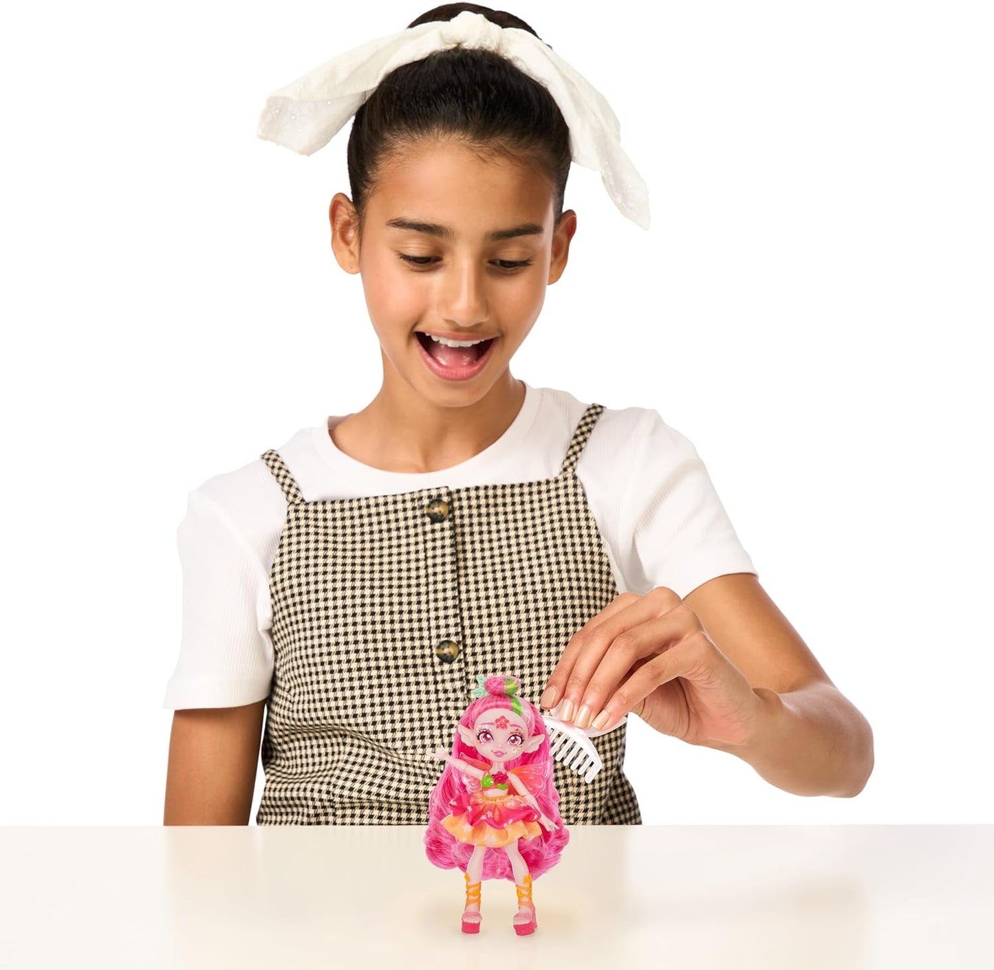 Muñeca Pixlings Faye Deer: La mágica revelación de la hermosa y detallada muñeca Pixlings de 16,5 cm en una botella de poción mágica.
