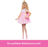 Muñeca Barbie Deluxe Estilo no. 3 con conjunto Barbiecore, cabello rubio recogido en moño alto, vestido rosa pastel con lazo extragrande y accesorios como medias de rejilla, HYV27 Naty Shop Dolls