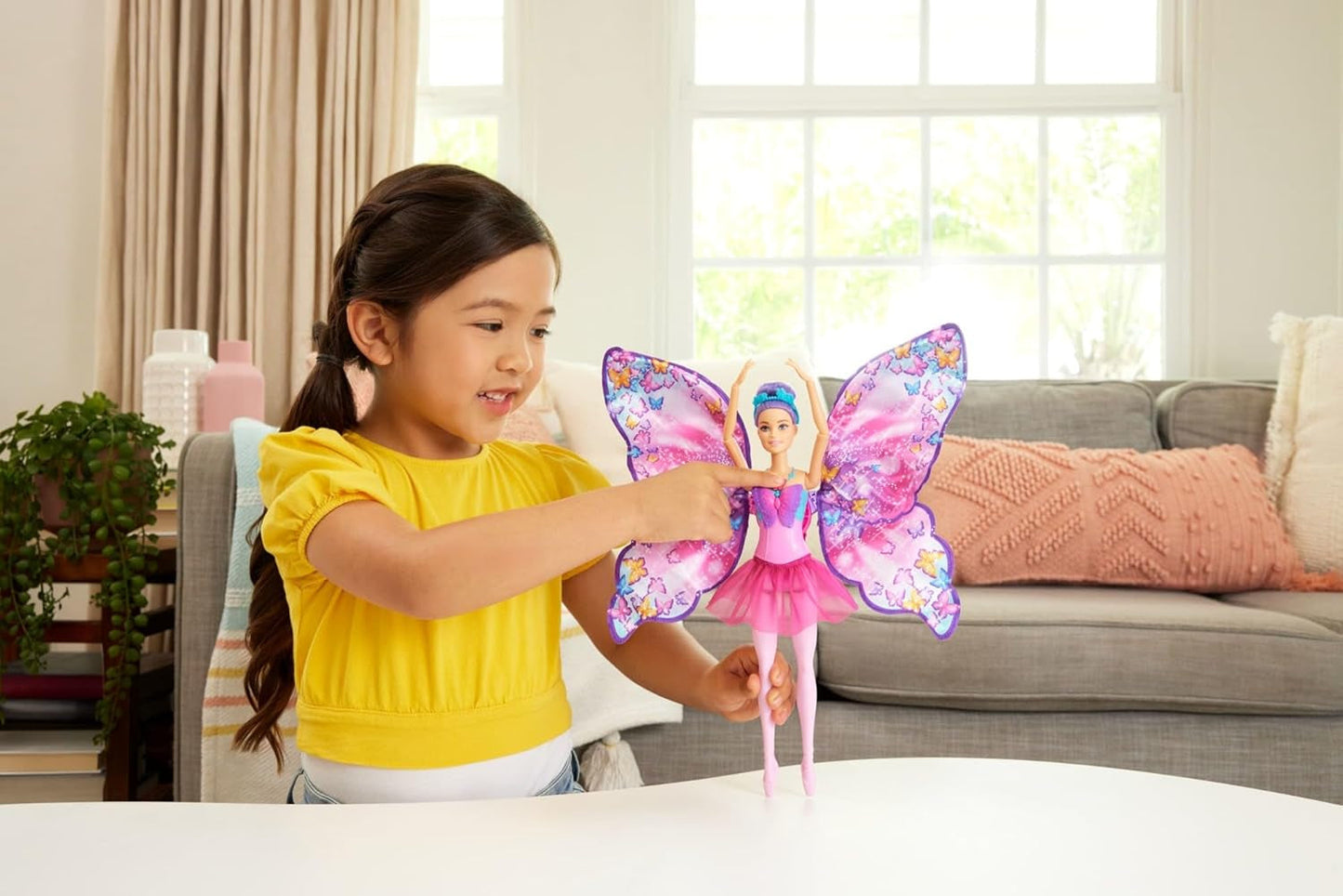 Barbie Bailarina y Mariposa 2 en 1 que transforma a bailarina en mariposa con alas que se abren, cabello morado, accesorios para el cabello y tutú desmontable, HXJ10