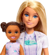 Muñeca Barbie Dentista, Muñeca de Moda con Cabello Rubio, Vestido Azul y Bata de Laboratorio, 1 Muñeca Infantil, Accesorios de Examen y Accesorios Surtidos, JCR74