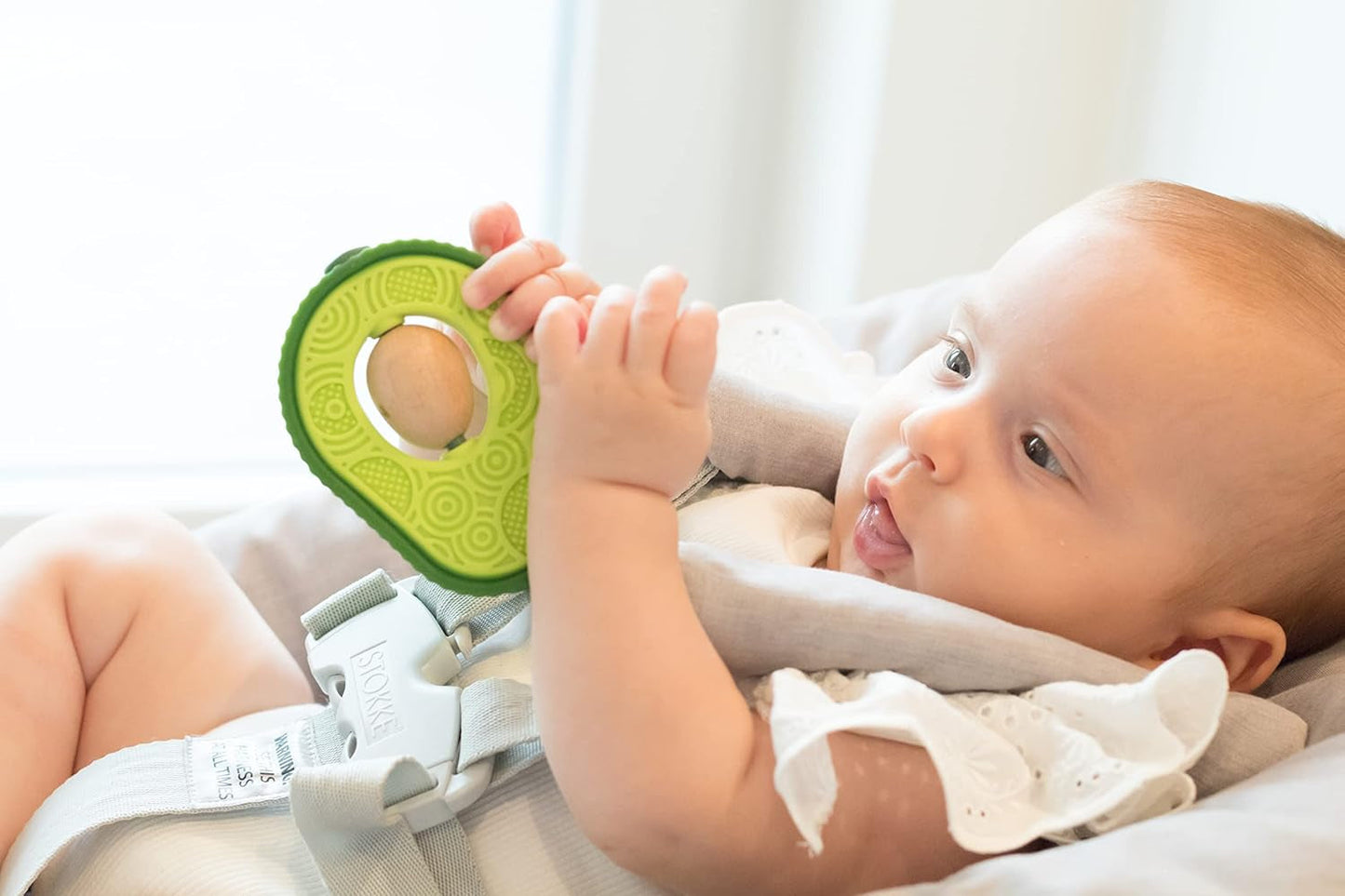 Nuby - Anillo de dentición de aguacate - Juguete mordedor de silicona y madera - Núcleo de madera giratorio - Juguete de dentición para bebés y niños pequeños - Ayuda para la dentición - Sin BPA - 6+ meses