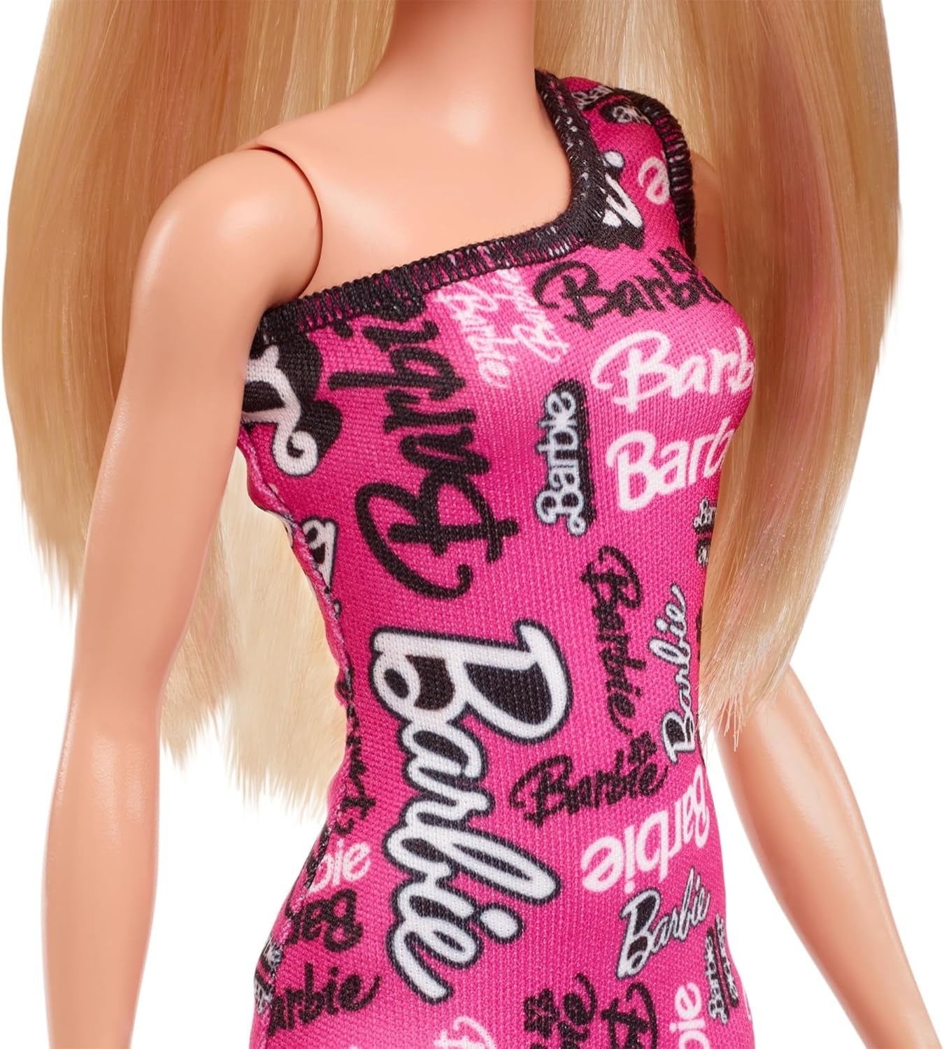 Muñeca Barbie moderna con cabello rubio liso y vestido rosa desmontable de un solo hombro y zapatos con logo impreso, HRH07