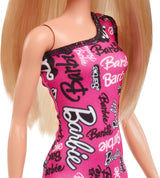 Muñeca Barbie moderna con cabello rubio liso y vestido rosa desmontable de un solo hombro y zapatos con logo impreso, HRH07