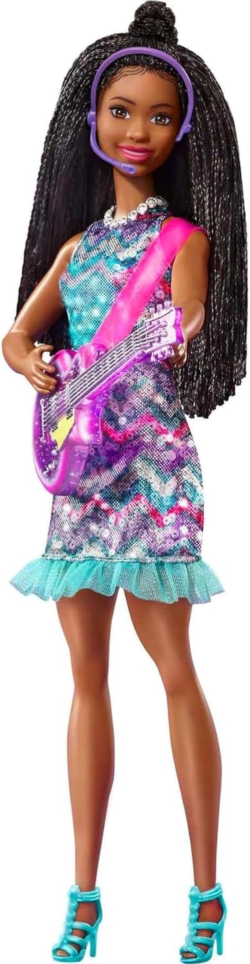Barbie GYJ22 - Bühne frei für große Träume Brooklyn Puppe (aprox. 30 cm, cabello castaño) con Melodien aus dem Film, Lichtern, Mikrofon und Accessoires, Geschenk für Kinder ab 3 Jahren