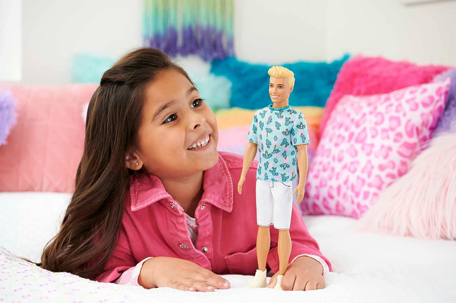 Muñeca Barbie Ken Fashionistas - Camiseta con Estampado de Cactus y Palmeras, Shorts y Zapatillas Blancas, Perfecto para Aventuras con Amigos y Paseos por la Ciudad, para Niños de 3 Años en Adelante, HJT10 Naty Shop Muñecas