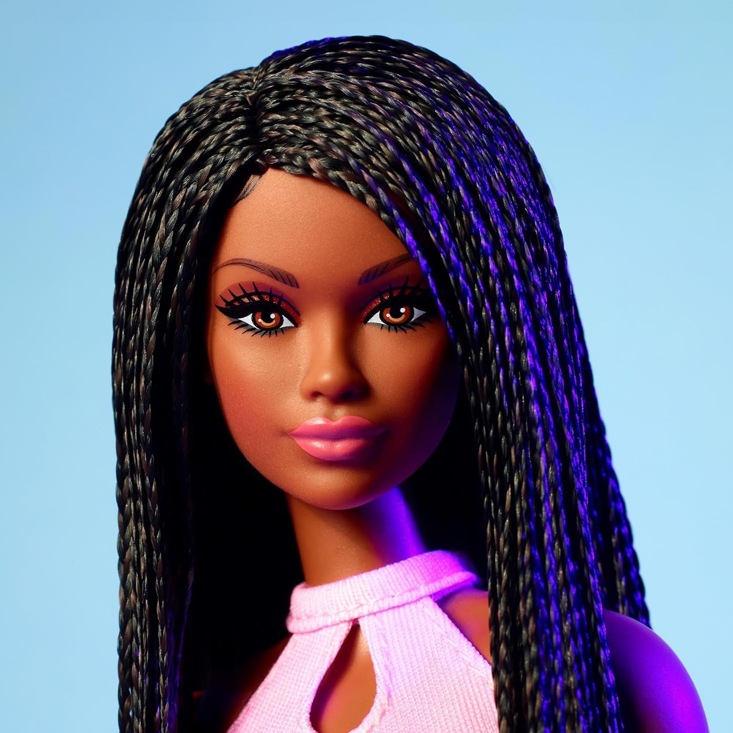 Muñeca Barbie Looks, figura coleccionable núm. 21 con cabello negro trenzado y moda Y2K moderna, top rosa sin mangas y falda de cuero sintético con botas, HRM13 Naty Shop Dolls