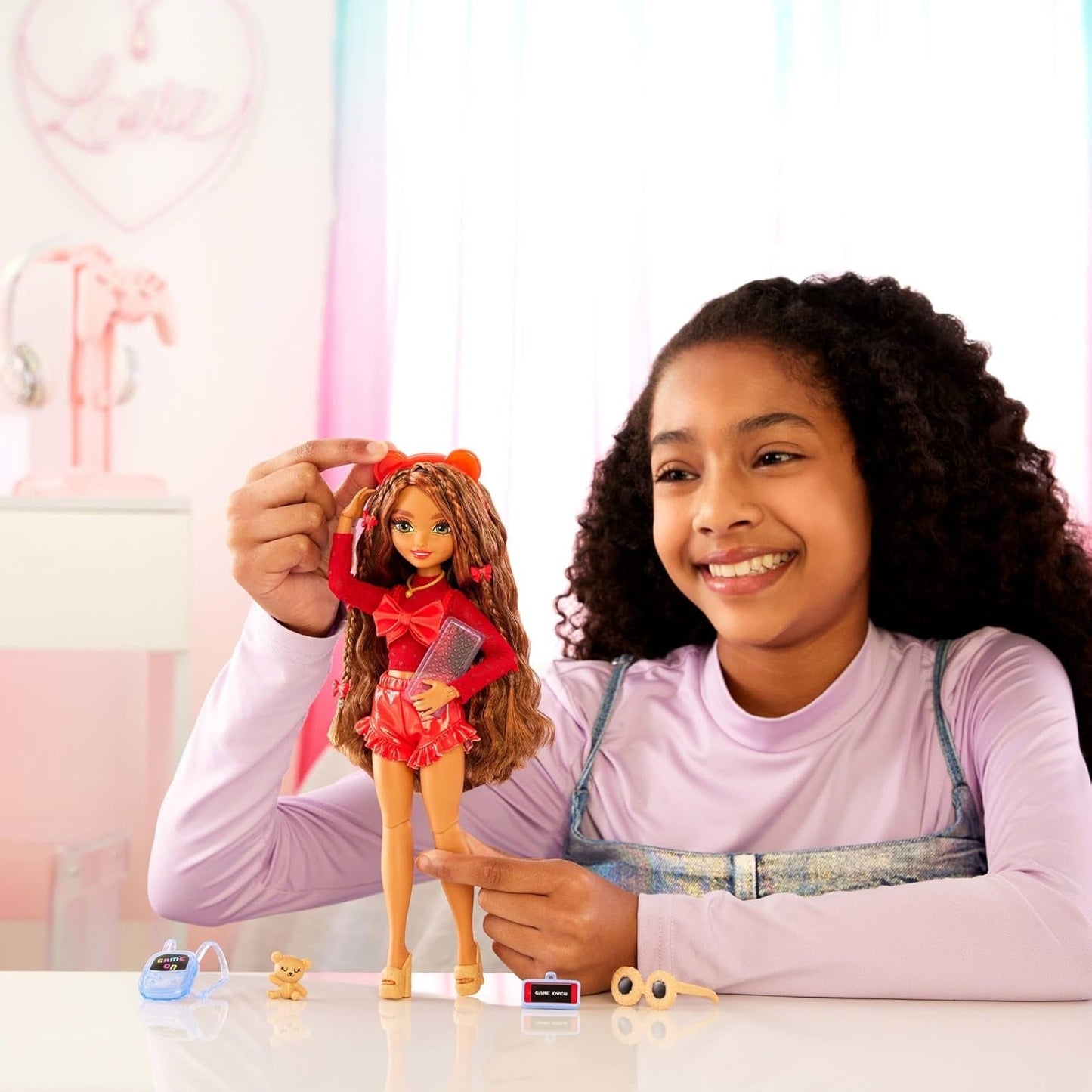 Barbie Dream Besties Muñeca y Accesorios, Muñeca Teresa Fashion Móvil con Cabello Castaño y Pinzas para el Cabello, Tema de Videojuego de 10 Piezas, HYC23 Naty Shop Dolls