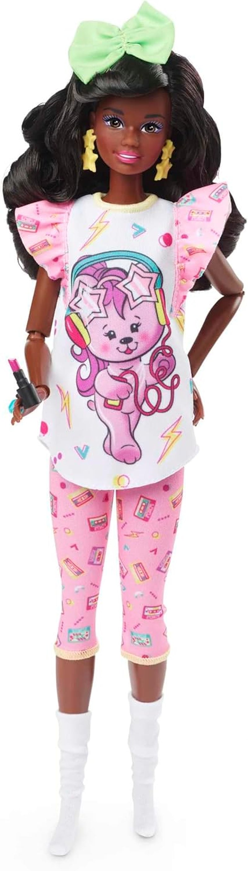 Barbie Rewind - Figura coleccionable nostálgica estilo años 80 con hermoso cabello y atuendo, incluye TV, palomitas de maíz y teléfono, para fanáticos y coleccionistas, HJX19