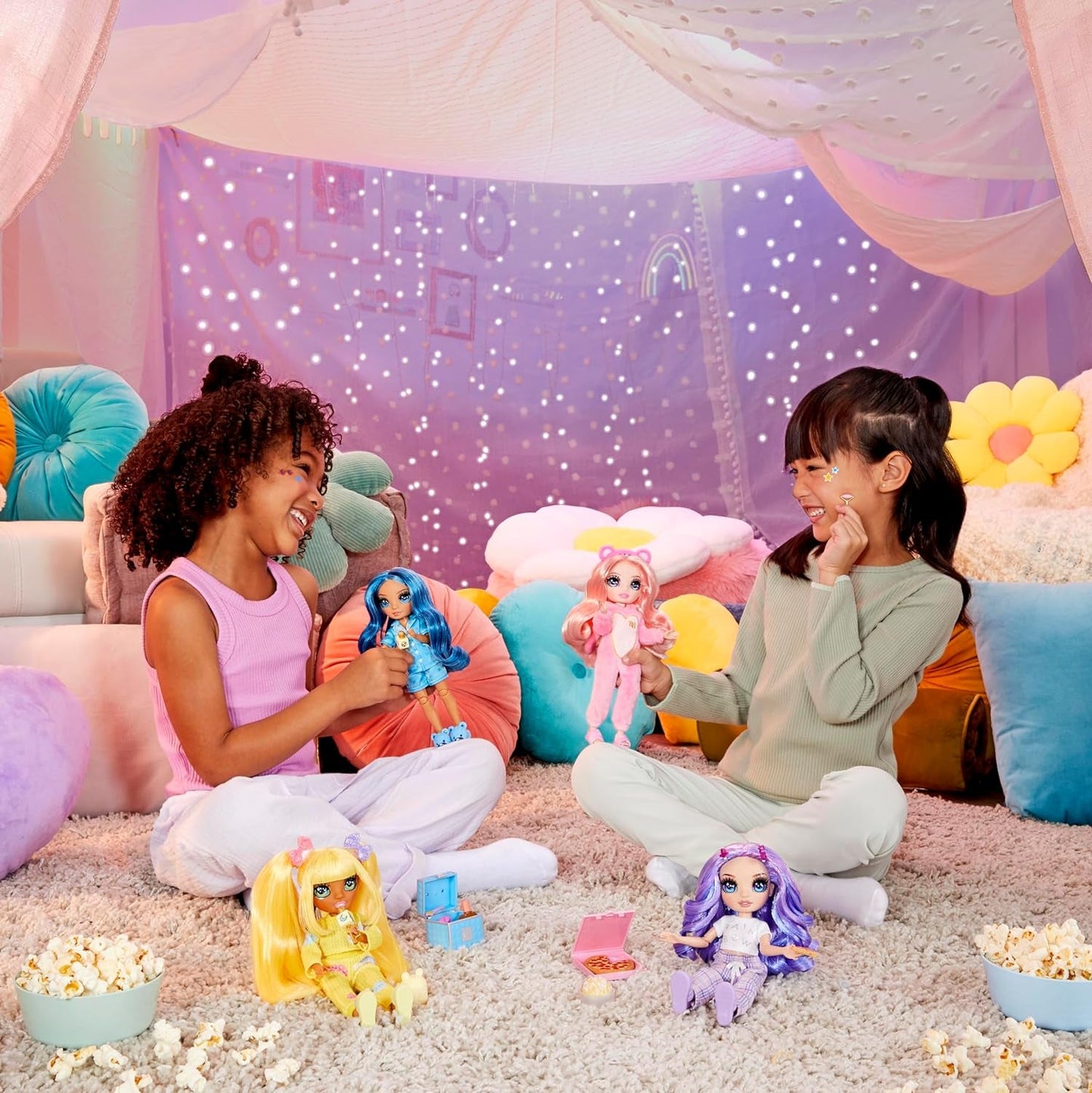 Muñeca Rainbow High Junior High PJ Party - Violeta - 22 cm con mono mullido, zapatillas y accesorios de juego - Juguete para niños - Ideal para 4-12 años