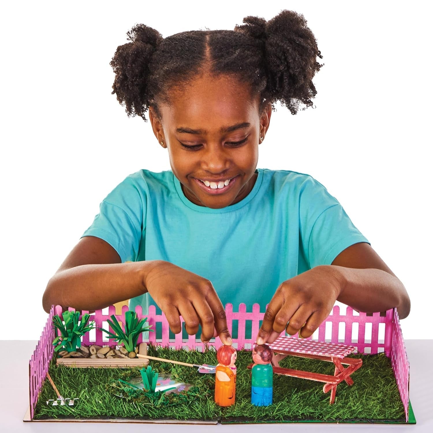 Baker Ross FN256 Mini casa de muñecas con jardín de madera - 1 paquete Kit de casa de muñecas para niños Kit de manualidades