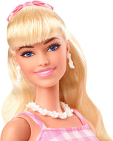 Muñeca Barbie La Película Muñeca con Vestido Rosa y Blanco y Collar de Margaritas Margot Robbie Juguete Coleccionable para 3 Años HPJ96