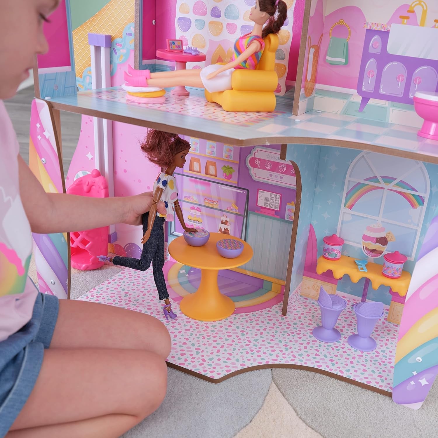 KidKraft Casa de Muñecas de Madera Castillo de Dulces con Muebles y Accesorios, Casa con Figura de Llama Unicornio, Elevador de Conos de Helado y Silla de Osito de Goma para Muñecas, Juguete para Edades de 3 años en adelante, 20242