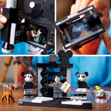 Lego | Cámara Disney - Homenaje a Walt Disney, Set para adultos con minifiguras de Mickey y Minnie Mouse, figuras de Bambi y Dumbo, Regalo para mujeres, hombres y fans, Exposición 43230 Juegos de construcción Besuche den LEGO-Store