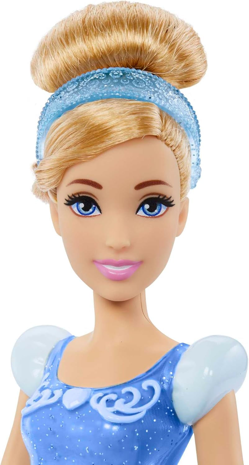 Mattel Muñeca móvil Cenicienta Princesa DISNEY con vestido brillante, zapatos y tiara desmontables, cabello peinable para divertirse en la peluquería, a partir de 3 años, HLW06 Naty Shop Dolls