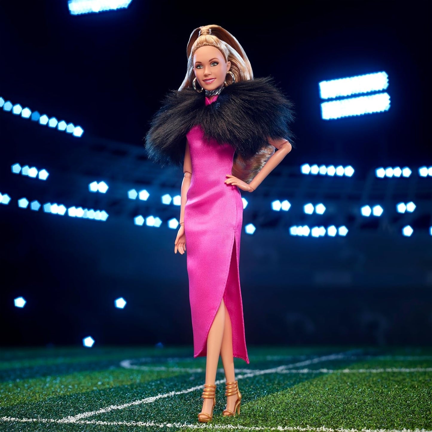 BARBIE Keeley Jones - Muñeca coleccionable inspirada en Ted Lasso, vestido midi de seda rosa intenso, tacones altos dorados, capa negra, aretes de aro dorados, bolso rosa, para mayores de 3 años, HJW92