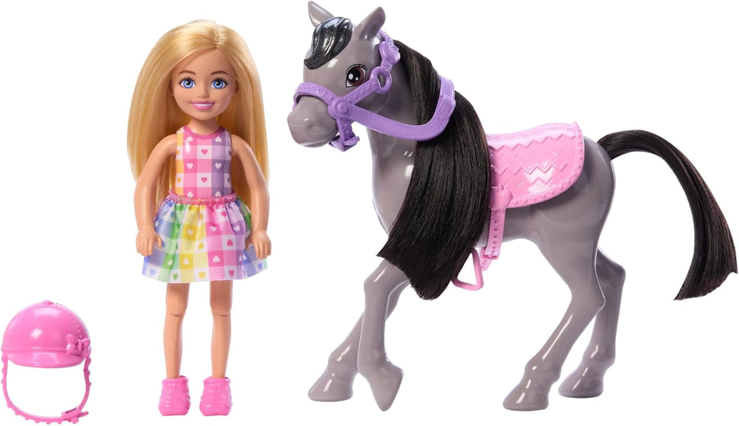 Barbie Chelsea y Pony y ponis - Paseo durante el juego para sentarse con seguridad en el caballo, silla y postes rosas, incluye casco y lindo vestido a cuadros, a partir de 3 años, HTK29 Naty Shop Dolls