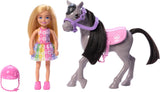 Barbie Chelsea y Pony y ponis - Paseo durante el juego para sentarse con seguridad en el caballo, silla y postes rosas, incluye casco y lindo vestido a cuadros, a partir de 3 años, HTK29 Naty Shop Dolls