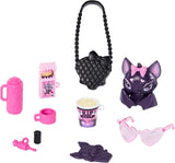 Muñeca Monster High Draculaura con vestido rosa con lazos y cárdigan negro con el Fabuloso Murciélago y 7 accesorios que incluyen ramen, lápiz labial y bolso, JHK29