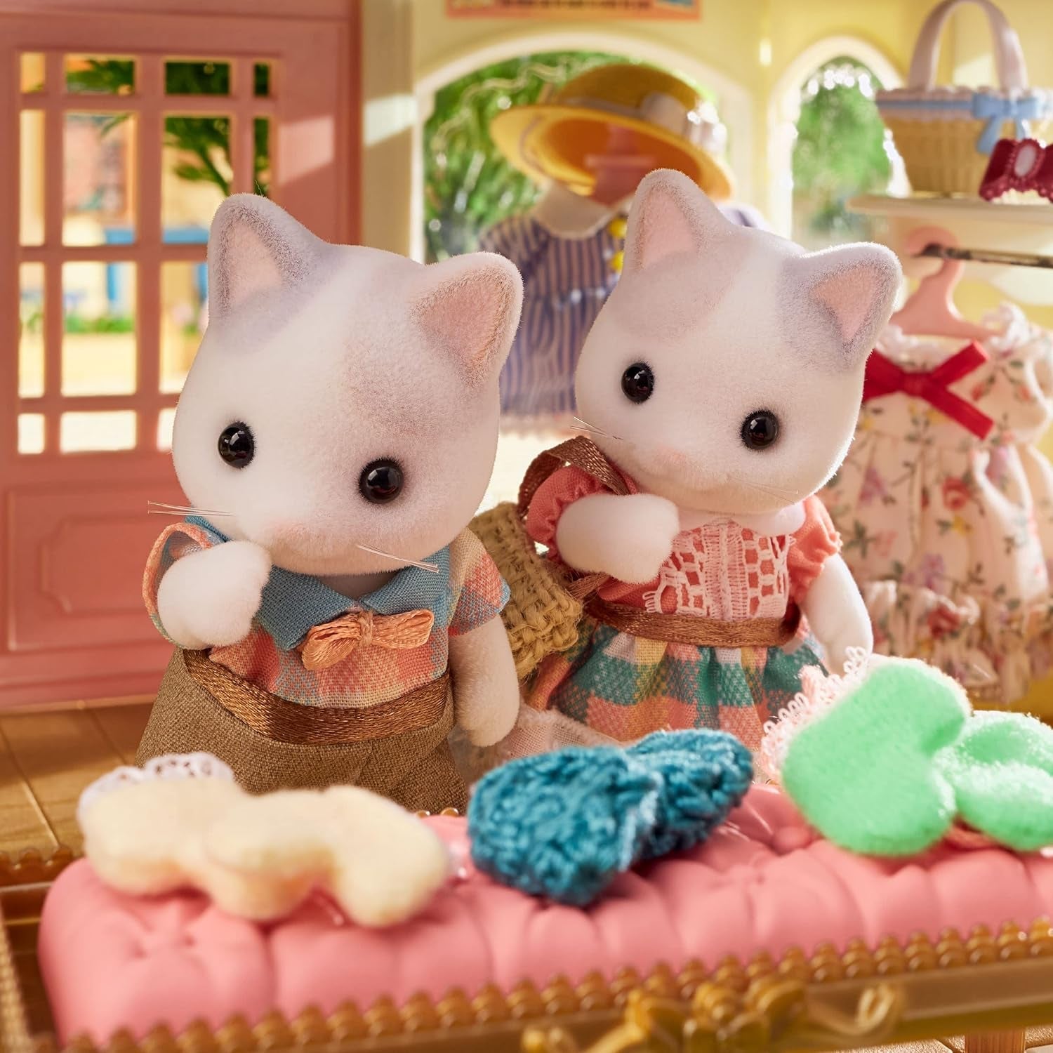 Sylvanian Families - 5738 Familia de gatos lecheros - Figuras casa de muñecas