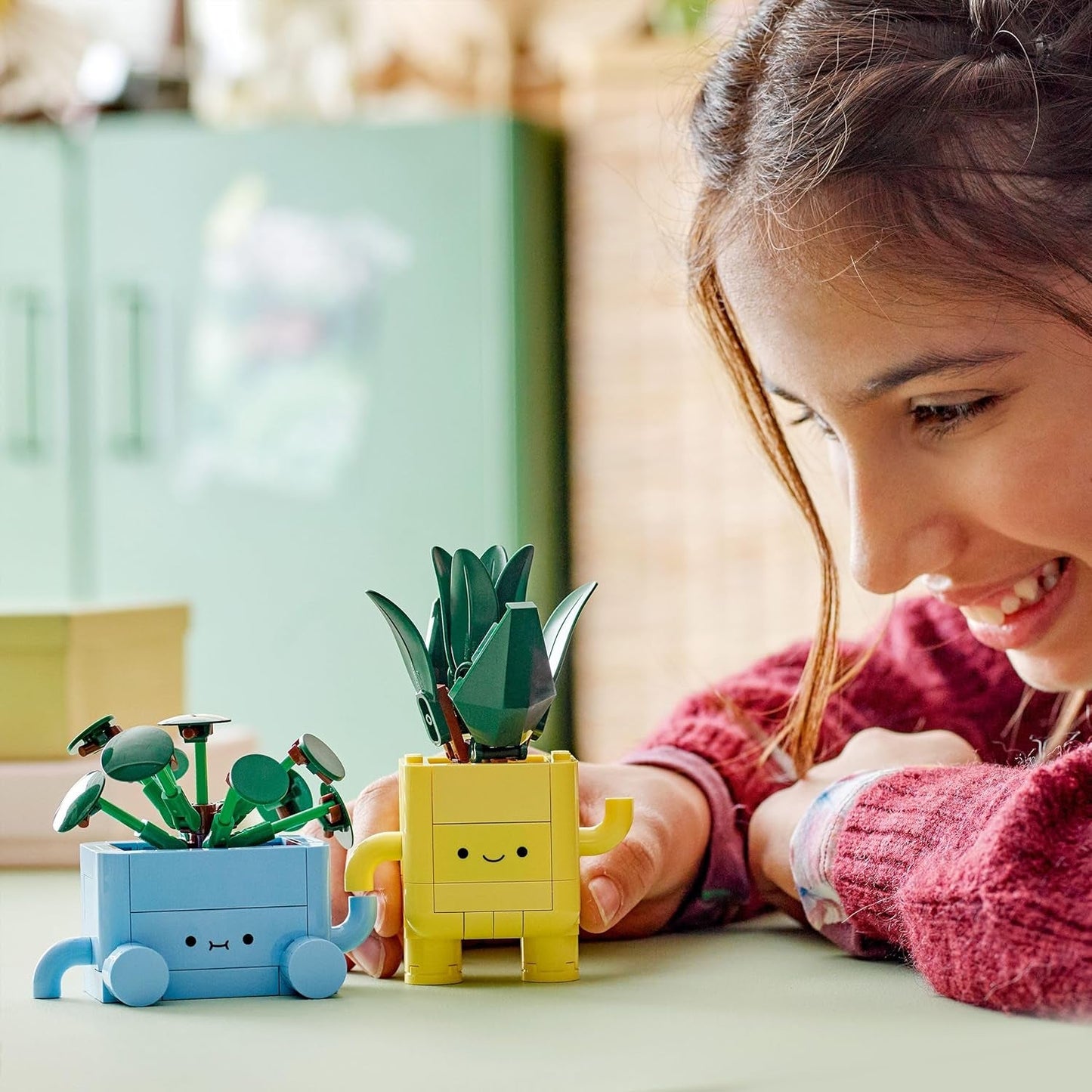 LEGO Botanicals Happy Plants - Set de bricolaje para niños con 2 flores artificiales y 2 macetas de colores con caras de dibujos animados - Idea de regalo para niñas a partir de 9 años - 10349 Besuche sets de construcción den LEGO-Store