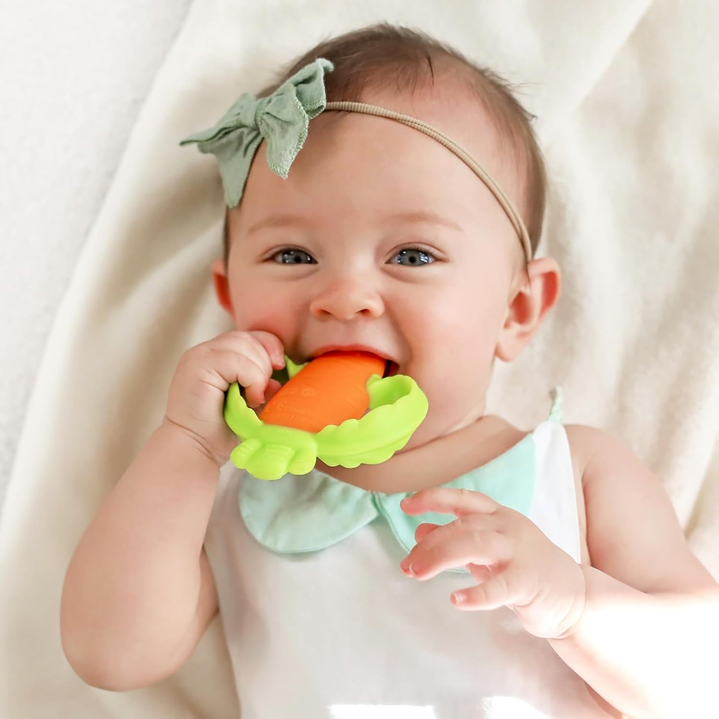 Infantino Lil' Nibbles, Mordedor de silicona texturizada, juguete mordedor para bebé sin BPA, suave, fácil de sostener, estimulación sensorial para bebés, zanahoria