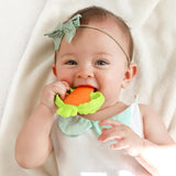 Infantino Lil' Nibbles, Mordedor de silicona texturizada, juguete mordedor para bebé sin BPA, suave, fácil de sostener, estimulación sensorial para bebés, zanahoria
