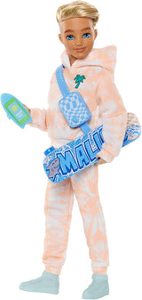 Barbie Dream Besties Muñeca y Accesorios, Muñeca Teresa Fashion Móvil con Cabello Castaño y Pinzas para el Cabello, 10 Piezas Tema de Videojuego, HYC23 Naty Shop Muñecas Verano y Patineta