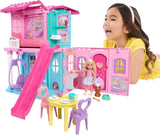 Casa de muñecas Barbie Chelsea con más de 15 accesorios, casa emergente que se expande a más de 42 x 33 cm con 5 áreas de juego y un tobogán, con una muñeca pequeña y un perro, JFW49