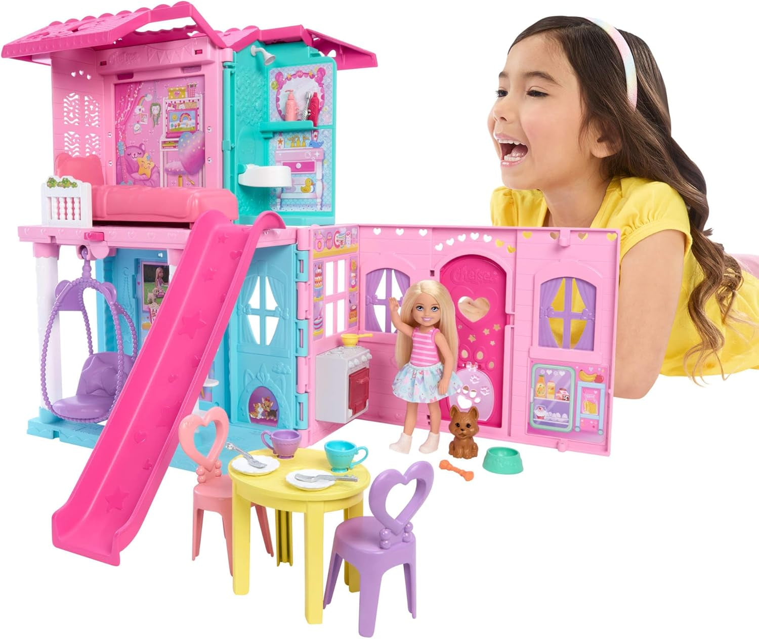 Casa de muñecas Barbie Chelsea con más de 15 accesorios, casa emergente que se expande a más de 42 x 33 cm con 5 áreas de juego y un tobogán, con una muñeca pequeña y un perro, JFW49
