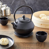 Juvale Juego de té japonés con tetera de hierro fundido (1200 ml), platillo y 2 tazas, juego de té estilo Tetsubin, negro