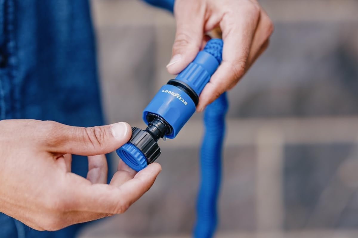 Goodyear - Manguera de jardín de látex y textil de alta densidad de 3 capas, flexible, sin torsión y ligera, 30 m, enchufes rápidos de ½" y ¾" + pistola pulverizadora de 7 funciones