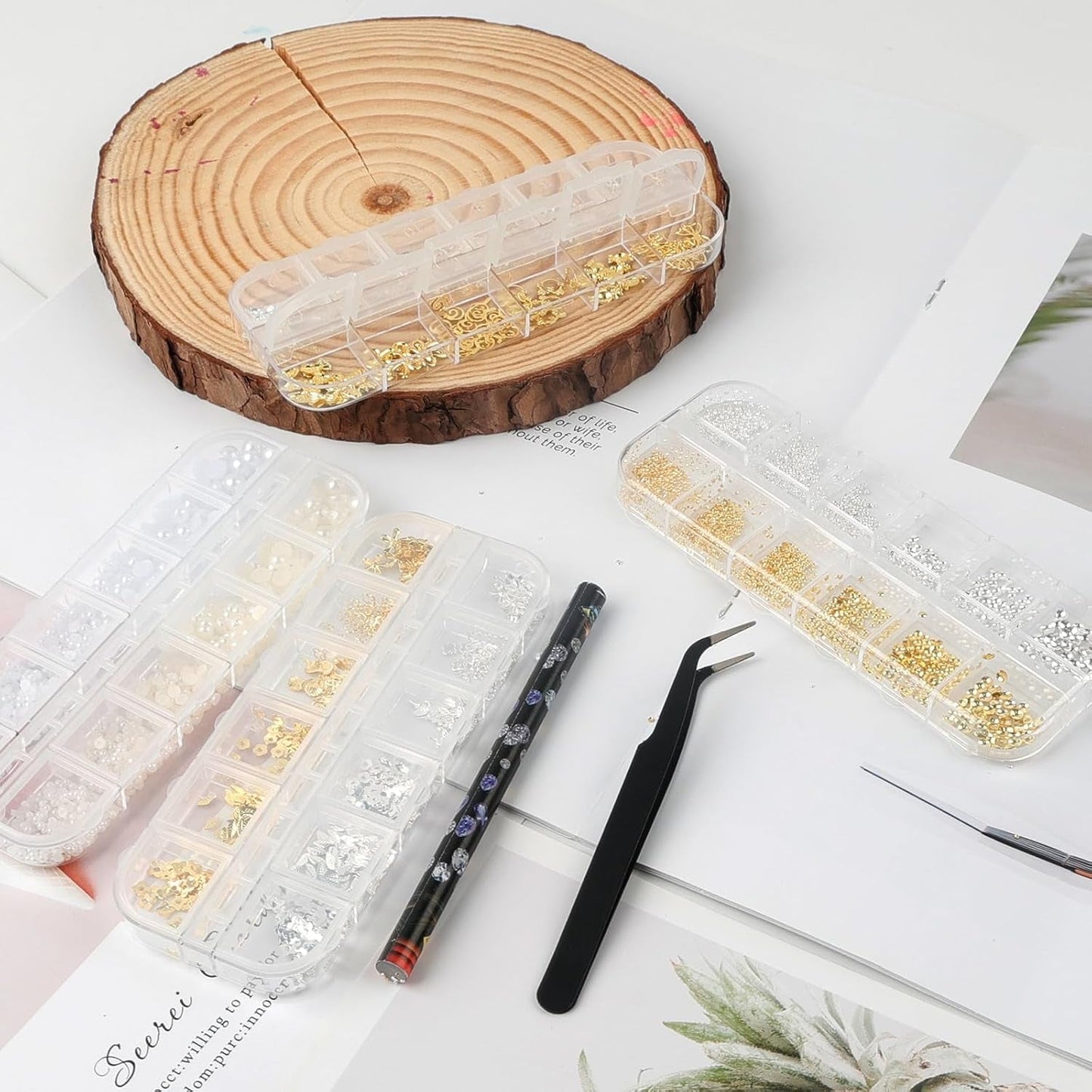 Juego de 4 cajas de llaveros para uñas - 48 tipos de llaveros para uñas 3D dorados y plateados (mariposas, flores, perlas, etc.) + pinzas y bolígrafo - Para uñas acrílicas y de gel DIY | Ideal para salón de uñas y hogar.