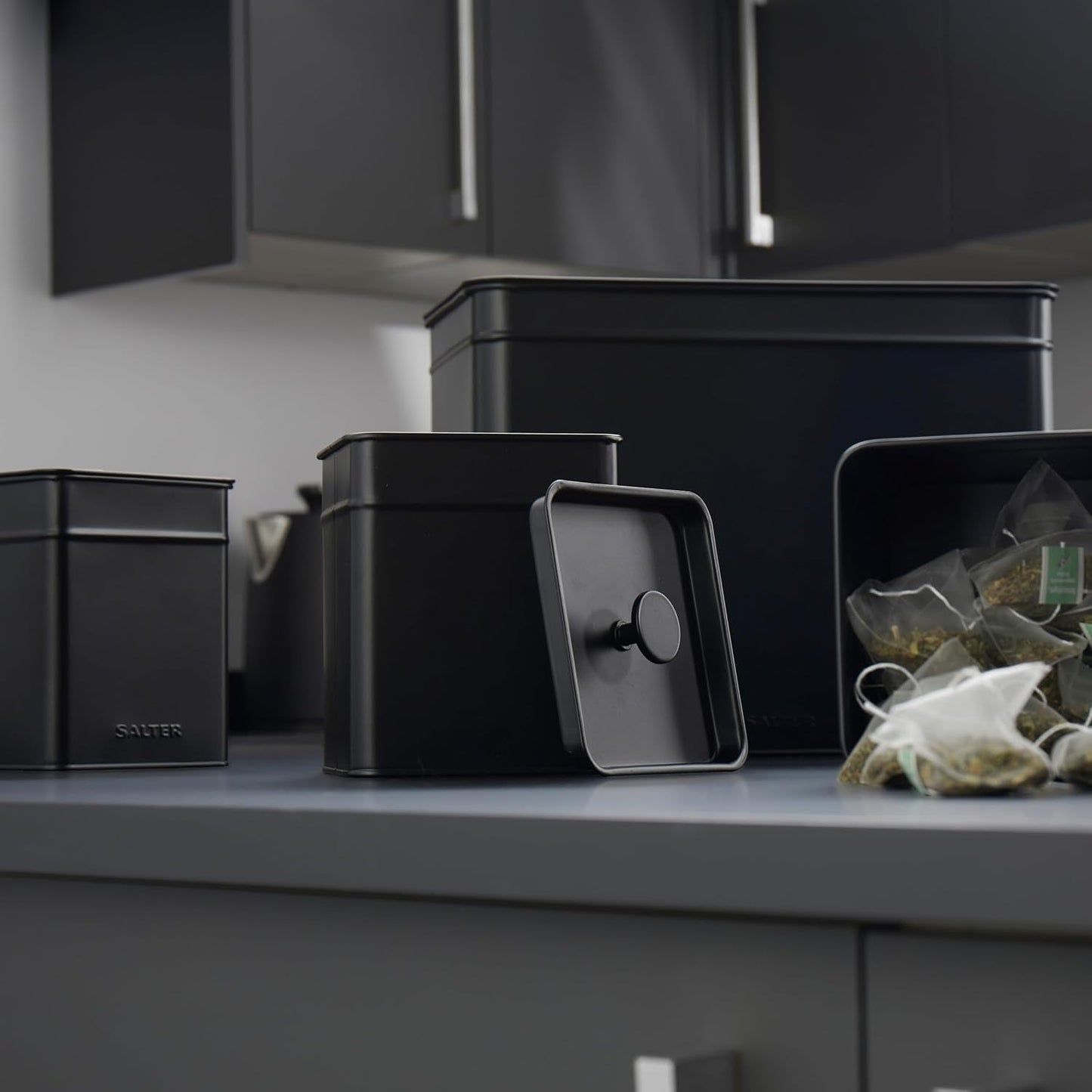 Salter BW12614EU7 Kuro Cajas de Almacenamiento - 4 Recipientes de Cocina Cajas Organizadoras Cuadradas para Pan/Té/Café/Azúcar Fácil de Limpiar Mantiene los Alimentos Frescos Negro Cajas de Almacenamiento de Alimentos Naty Shop
