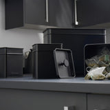 Salter BW12614EU7 Kuro Cajas de Almacenamiento - 4 Recipientes de Cocina Cajas Organizadoras Cuadradas para Pan/Té/Café/Azúcar Fácil de Limpiar Mantiene los Alimentos Frescos Negro Cajas de Almacenamiento de Alimentos Naty Shop
