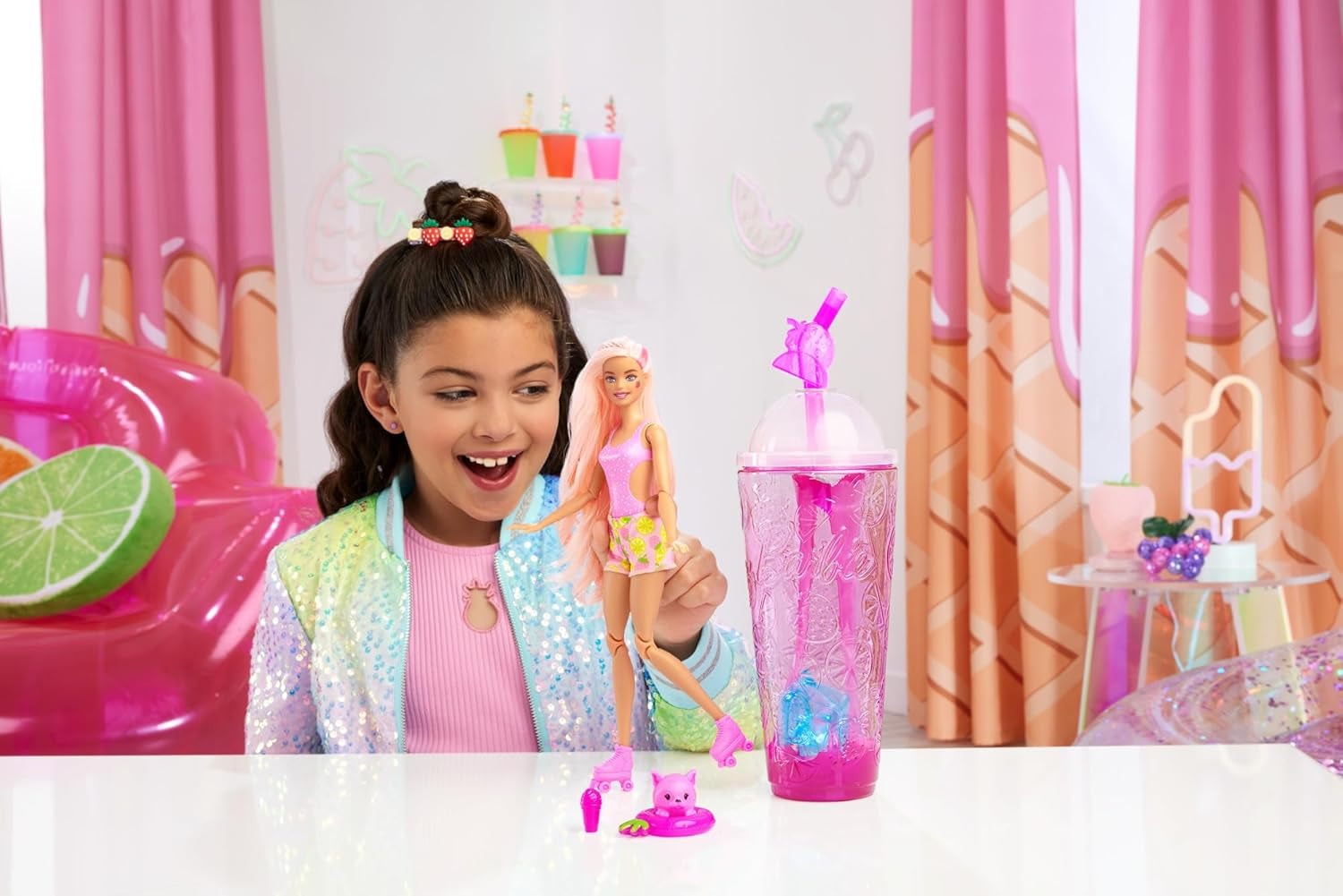 Barbie Pop Reveal Fruit: muñecas sorpresa con 8 sorpresas frutales, incluida una muñeca posicionable con aroma a limonada de fresa y un cachorro mullido, mayores de 3 años, HNW41