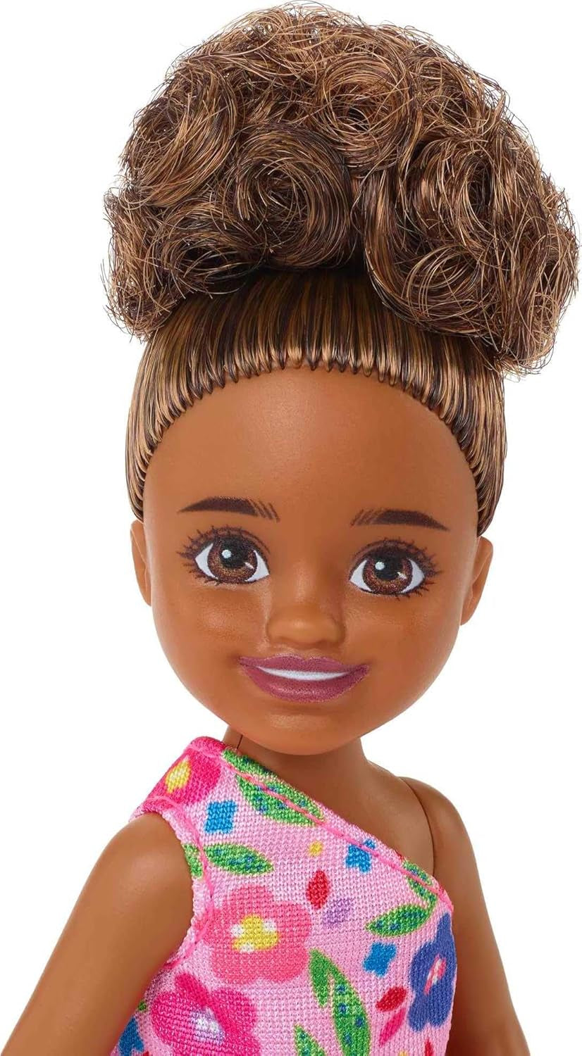 Barbie Chelsea Club – HGT07 – Muñeca articulada de 15 cm con flor rosa y raza mixta