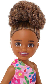 Barbie Chelsea Club – HGT07 – Muñeca articulada de 15 cm con flor rosa y raza mixta