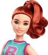 Muñeca Barbie Fashionistas núm. 232 con cabello rojo, top deportivo con estampado B, falda plisada morada, reloj de pulsera y zapatillas deportivas, HYT90