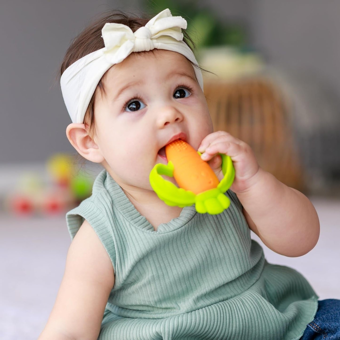 Infantino Lil' Nibbles, Mordedor de silicona texturizada, juguete mordedor para bebé sin BPA, suave, fácil de sostener, estimulación sensorial para bebés, zanahoria